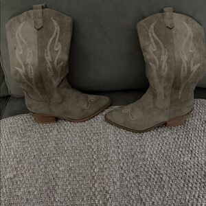 NEW CORKYS FOOTWEAR women's headliner faux suede boot in gray